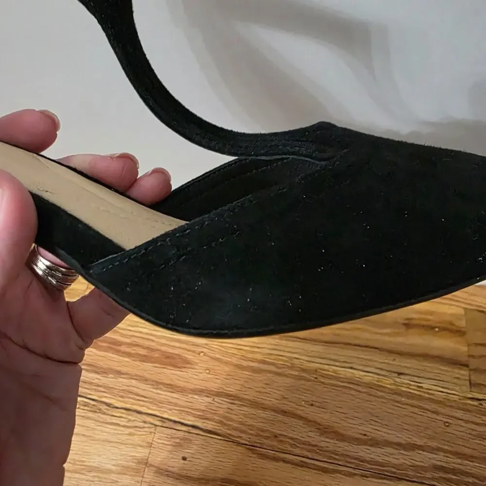 ​Clarks Artisan Black Suede T-Strap Pointed Toe Pumps Back Zip Heels Size 7.5